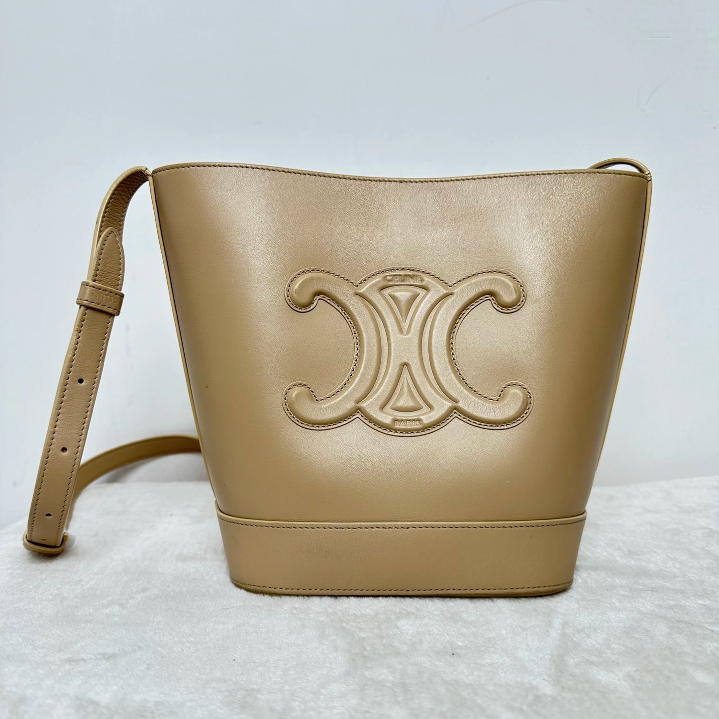 【#320】Pre-owned Celine Triomphe Bucket Bag Beige Calfskin Shoulder Bag Crossbody Bag BJ2020